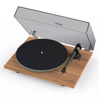 Üvegtányéros Pro-Ject T1 EVO dió színben fehér háttérrel Gedeon Audio