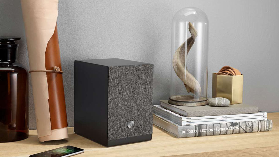 Audio Pro A28 sztereó hangfalpár polcra helyezve, fekete színben Gedeon Audio