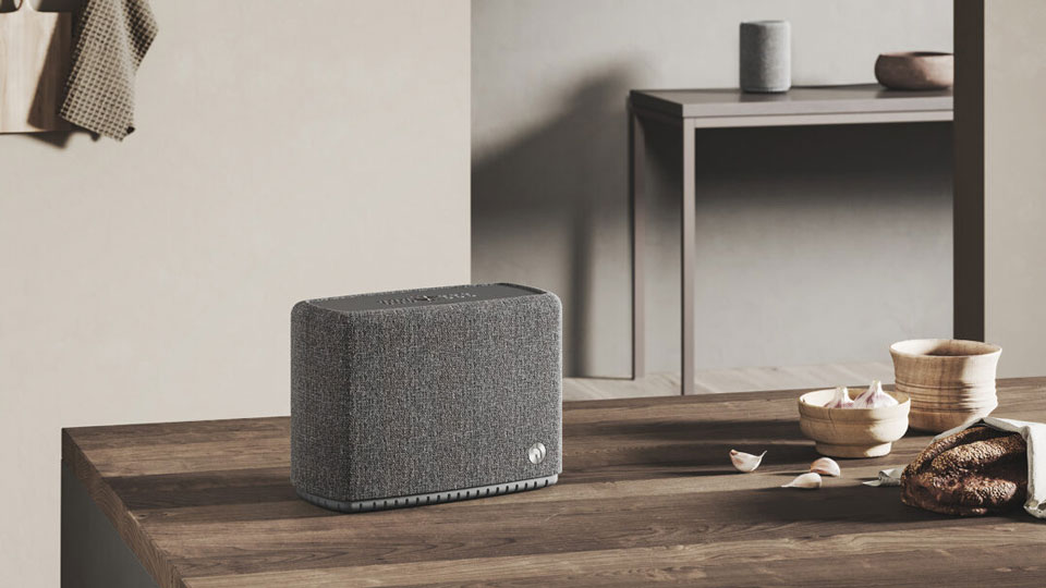 Audio Pro A15 hangszóró modern nappaliban, sötét szürke színben Gedeon Audio