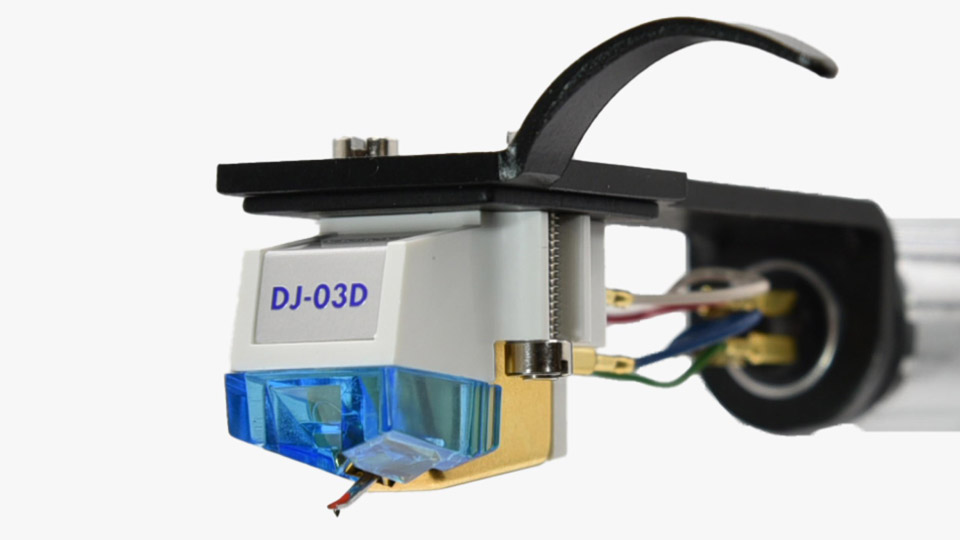 Nagaoka DJ-03HD cartridge részlete, 0,6 mm kúpos/ragasztott gyémánt tű közelről Gedeon Audio