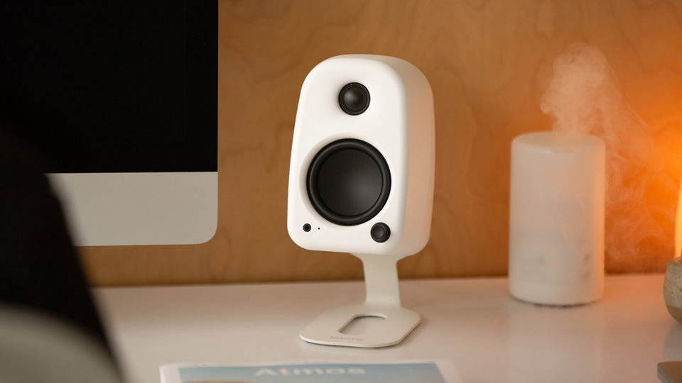 Kanto Audio UKI Aktív hangfal kréta szín íróasztalon Gedeon Audio