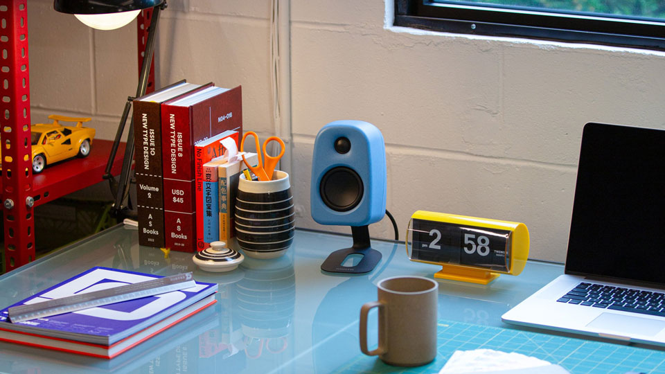 Kanto Audio UKI Aktív hangfal búzavirág szín íróasztalon Gedeon Audio