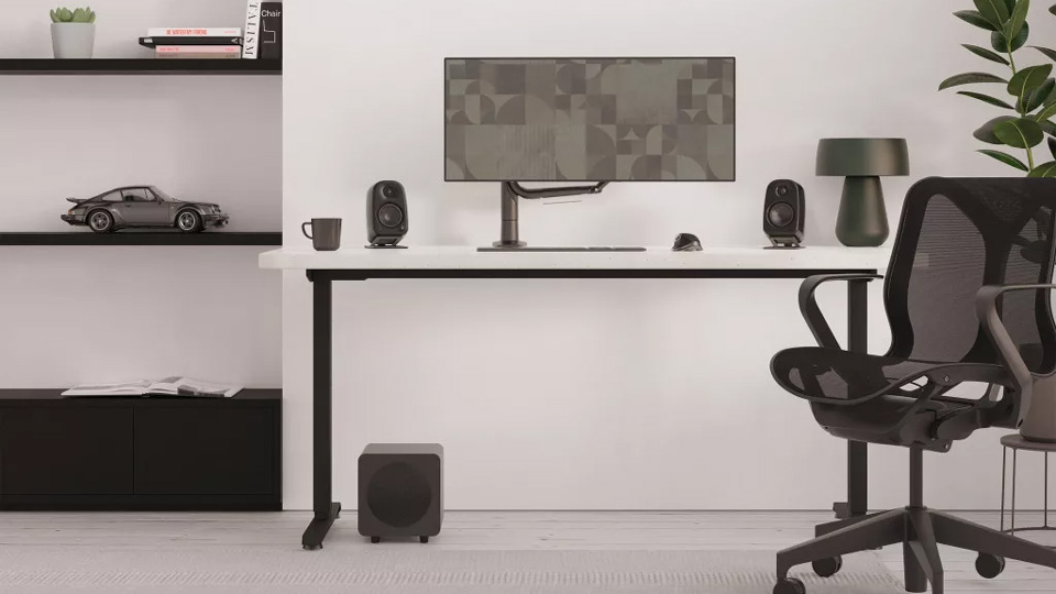 Kanto Audio UKI Aktív hangfal onyx szín íróasztalon Gedeon Audio