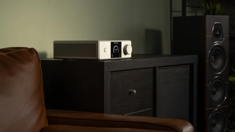 Rotel DX-5 sztereó integrált erősítő komódon Gedeon Audio