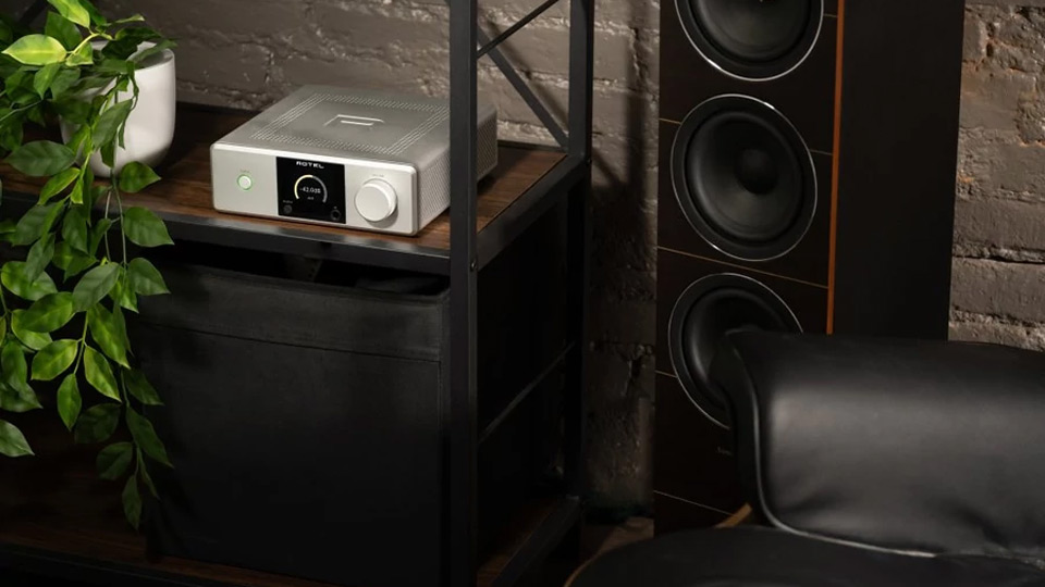 Rotel DX-5 sztereó integrált erősítő polcon Gedeon Audio