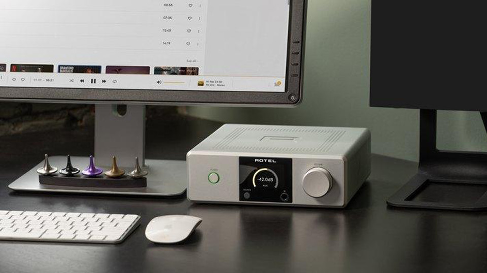 Rotel DX-5 sztereó integrált erősítő íróasztalon Gedeon Audio